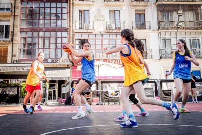 Baloncesto callejero en pleno centro de Soria