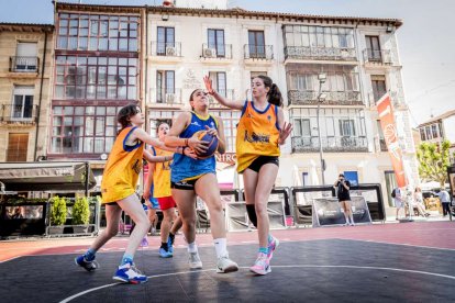 Baloncesto callejero en pleno centro de Soria