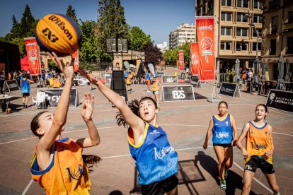 Baloncesto callejero en pleno centro de Soria