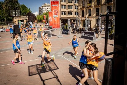 Baloncesto callejero en pleno centro de Soria