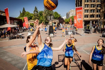 Baloncesto callejero en pleno centro de Soria