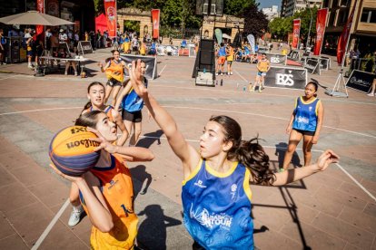 Baloncesto callejero en pleno centro de Soria