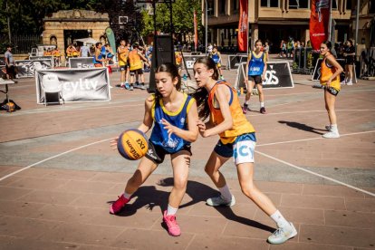 Baloncesto callejero en pleno centro de Soria