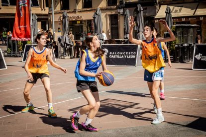 Baloncesto callejero en pleno centro de Soria