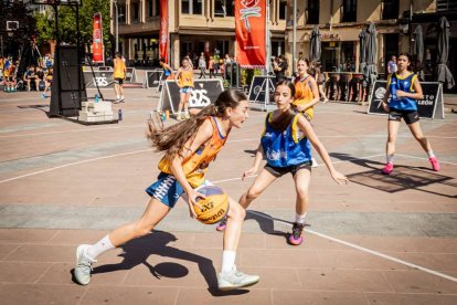 Baloncesto callejero en pleno centro de Soria