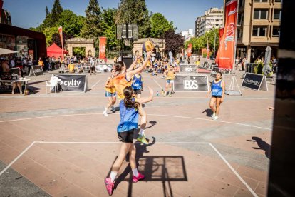 Baloncesto callejero en pleno centro de Soria