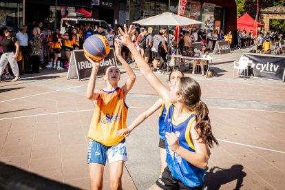 Baloncesto callejero en pleno centro de Soria