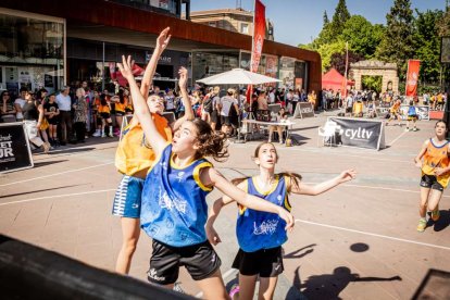 Baloncesto callejero en pleno centro de Soria