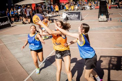 Baloncesto callejero en pleno centro de Soria