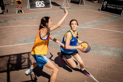 Baloncesto callejero en pleno centro de Soria