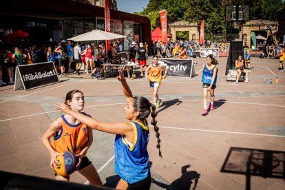 Baloncesto callejero en pleno centro de Soria