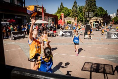Baloncesto callejero en pleno centro de Soria