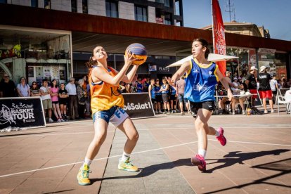 Baloncesto callejero en pleno centro de Soria