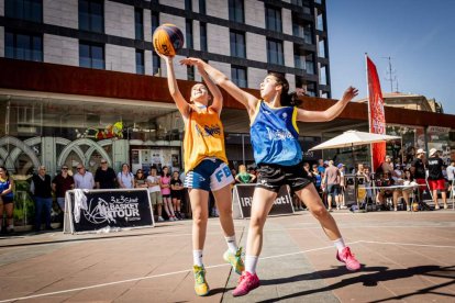 Baloncesto callejero en pleno centro de Soria
