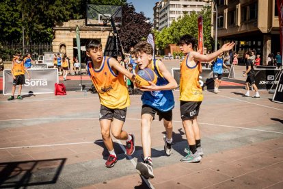 Baloncesto callejero en pleno centro de Soria