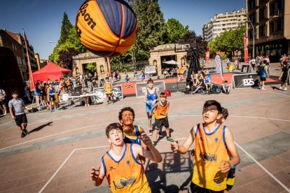 Baloncesto callejero en pleno centro de Soria