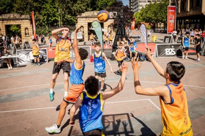 Baloncesto callejero en pleno centro de Soria
