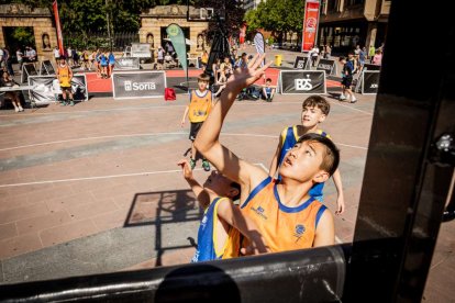 Baloncesto callejero en pleno centro de Soria