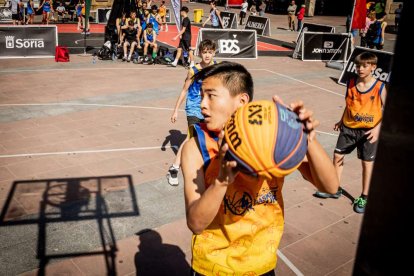Baloncesto callejero en pleno centro de Soria