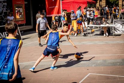 Baloncesto callejero en pleno centro de Soria