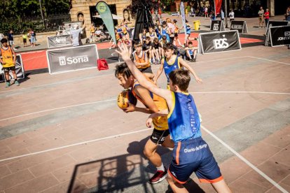 Baloncesto callejero en pleno centro de Soria