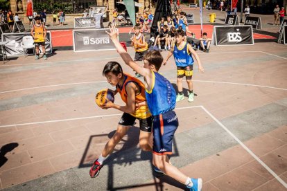 Baloncesto callejero en pleno centro de Soria