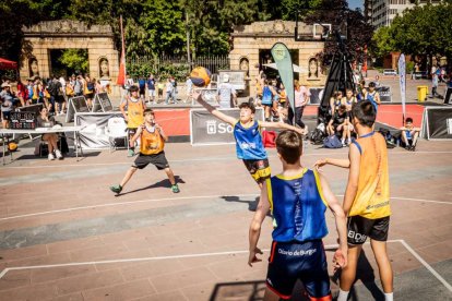 Baloncesto callejero en pleno centro de Soria