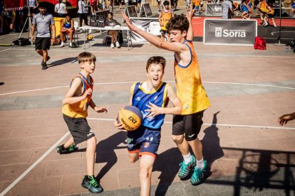 Baloncesto callejero en pleno centro de Soria