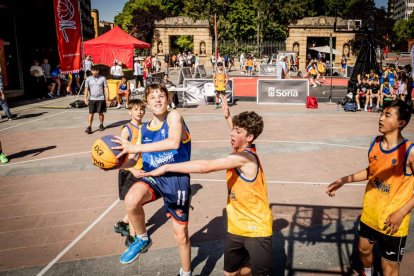Baloncesto callejero en pleno centro de Soria