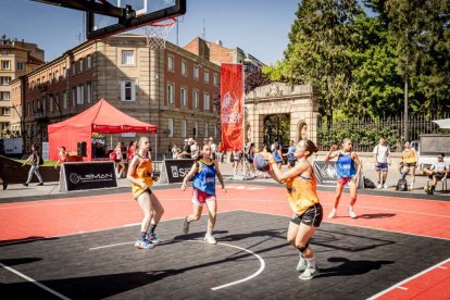 Baloncesto callejero en pleno centro de Soria