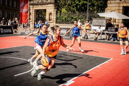 Baloncesto callejero en pleno centro de Soria