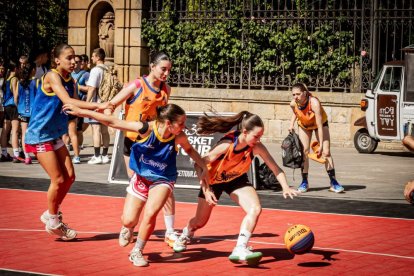 Baloncesto callejero en pleno centro de Soria