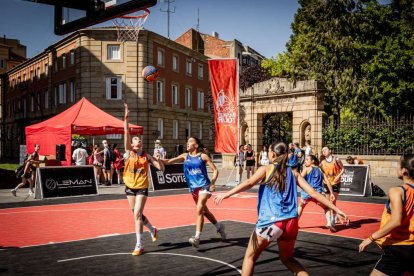 Baloncesto callejero en pleno centro de Soria