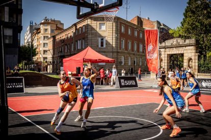 Baloncesto callejero en pleno centro de Soria