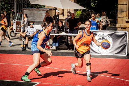 Baloncesto callejero en pleno centro de Soria