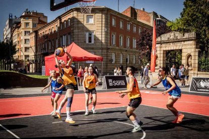 Baloncesto callejero en pleno centro de Soria