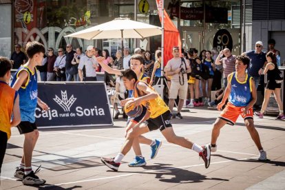 Baloncesto callejero en pleno centro de Soria