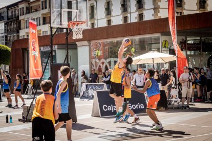 Baloncesto callejero en pleno centro de Soria