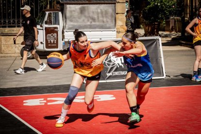 Baloncesto callejero en pleno centro de Soria