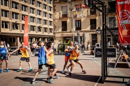 Baloncesto callejero en pleno centro de Soria
