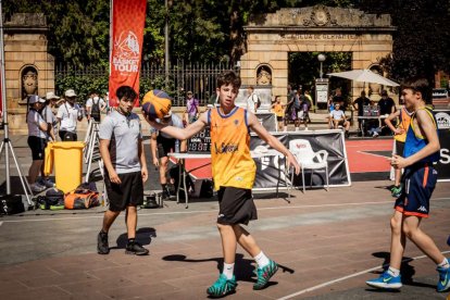 Baloncesto callejero en pleno centro de Soria