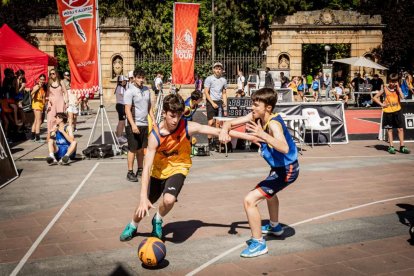 Baloncesto callejero en pleno centro de Soria