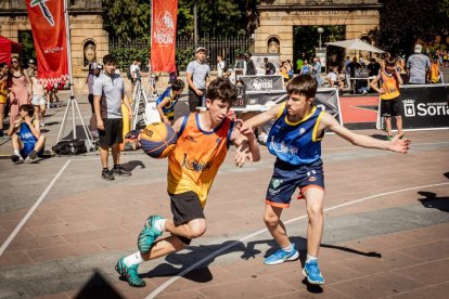 Baloncesto callejero en pleno centro de Soria