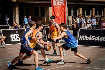 Baloncesto callejero en pleno centro de Soria