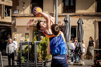 Baloncesto callejero en pleno centro de Soria