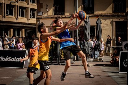 Baloncesto callejero en pleno centro de Soria