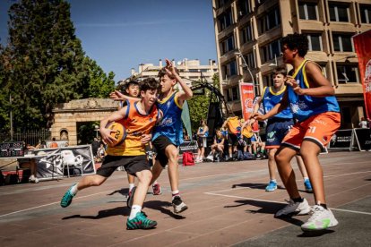 Baloncesto callejero en pleno centro de Soria