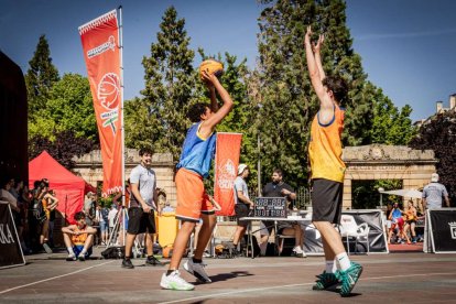 Baloncesto callejero en pleno centro de Soria