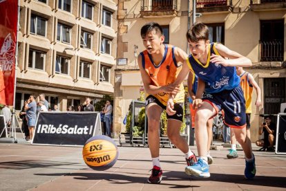 Baloncesto callejero en pleno centro de Soria