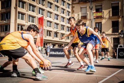 Baloncesto callejero en pleno centro de Soria